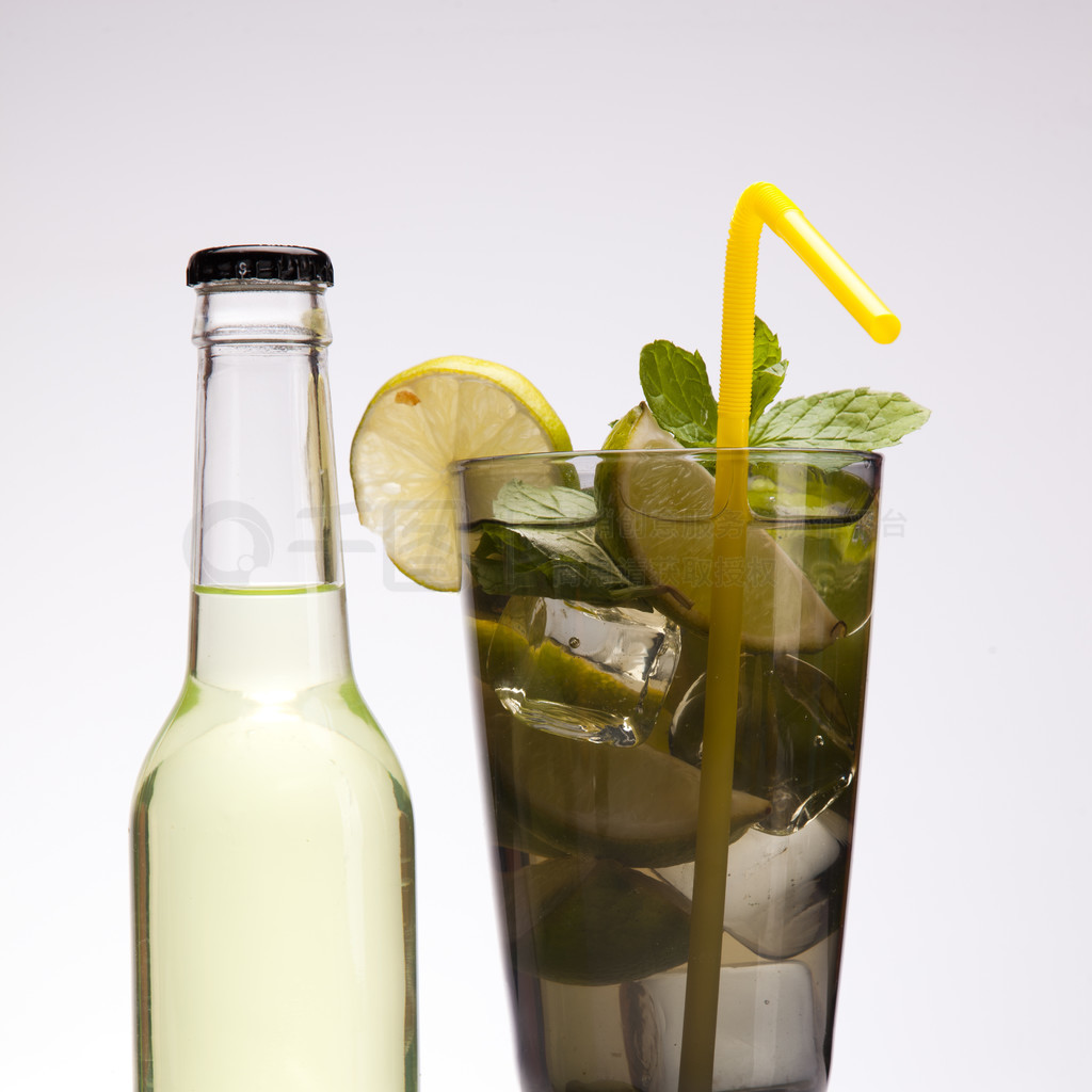 異國情調(diào)的酒精飲料套裝 白色背景下的藝術(shù)呈現(xiàn)